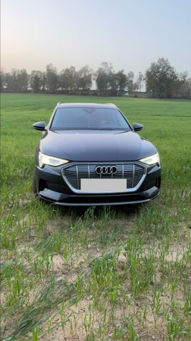 מודעת רכב אאודי E-tron