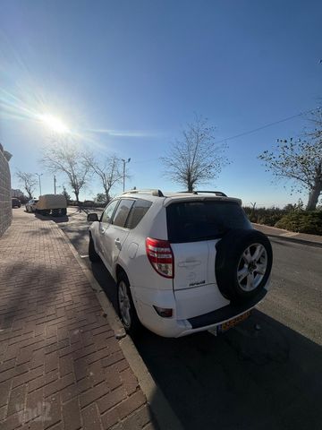 טויוטה RAV4