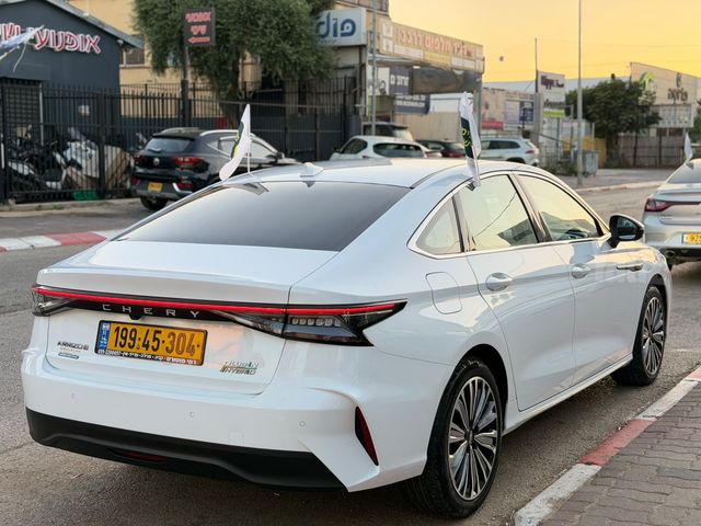 צ׳רי אריזו 8