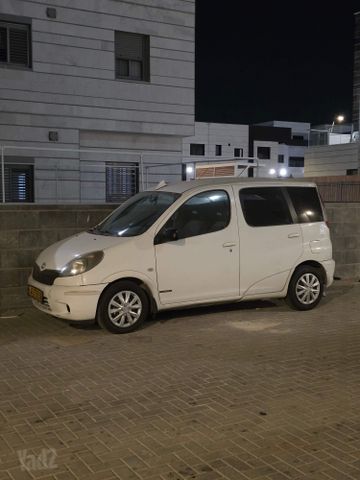 טויוטה יאריס