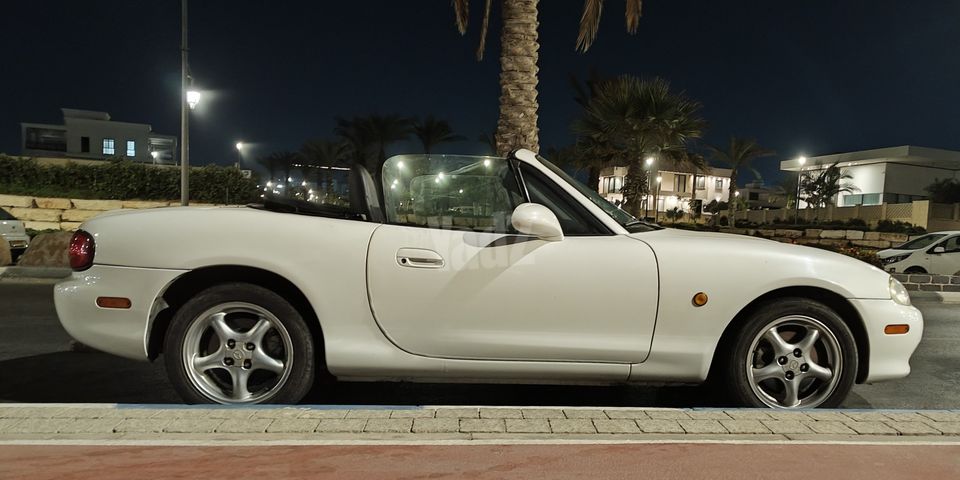 מודעת רכב מאזדה MX-5