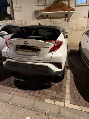 מודעת רכב טויוטה C-HR