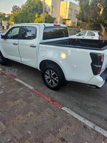 איסוזו די-מקס