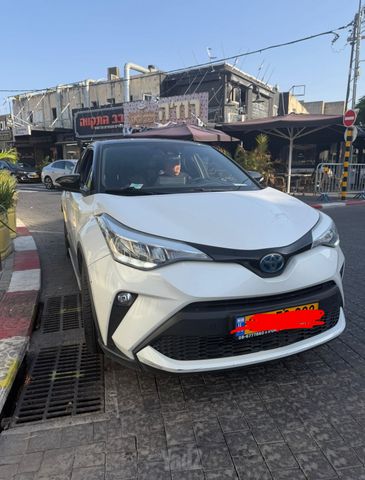 מודעת רכב טויוטה C-HR