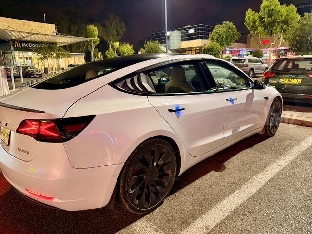 מודעת רכב טסלה מודל 3