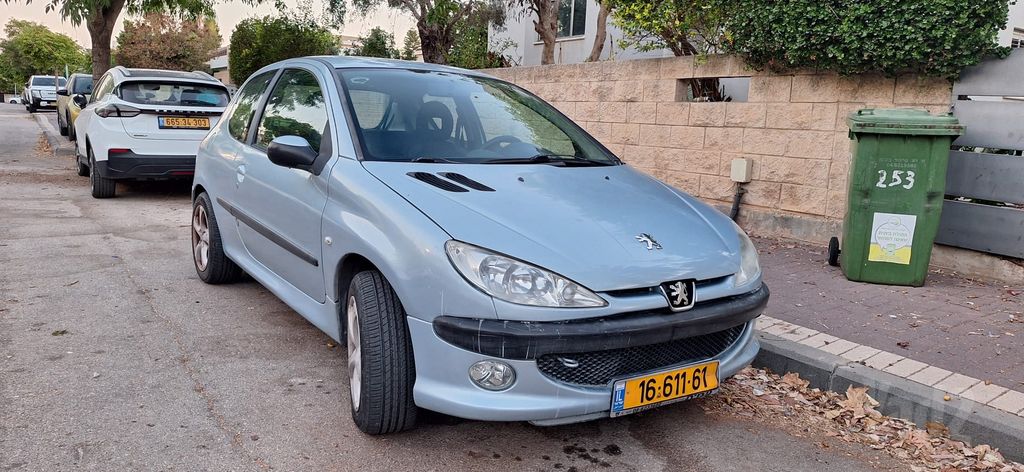פיג'ו 206