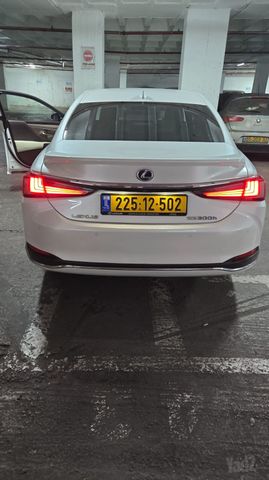 מודעת רכב לקסוס ES