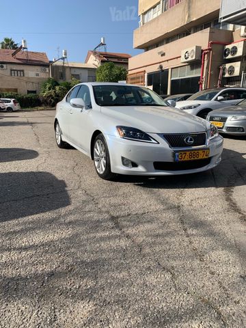 לקסוס IS