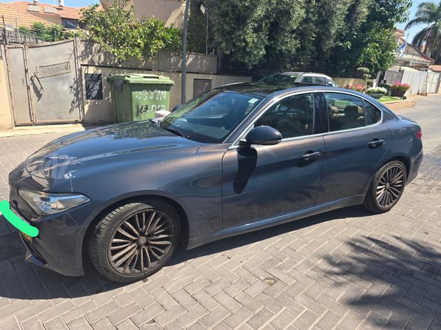 מודעת רכב אלפא רומיאו ג'וליה