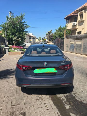 אלפא רומיאו ג'וליה