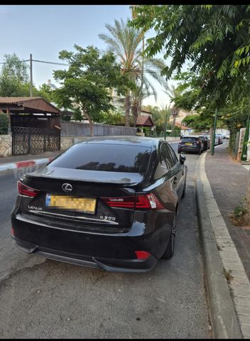 לקסוס IS