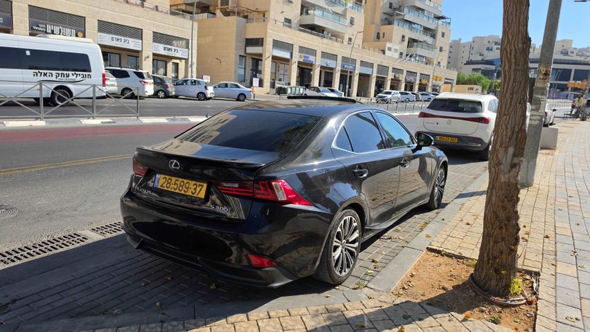 לקסוס IS