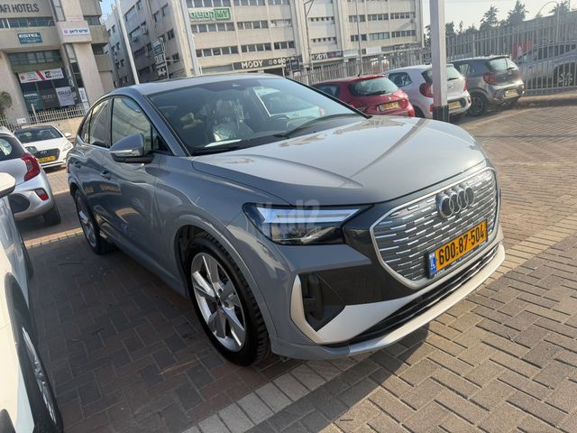 מודעת רכב אאודי Q4 e-tron