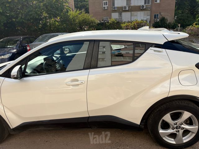 מודעת רכב טויוטה C-HR