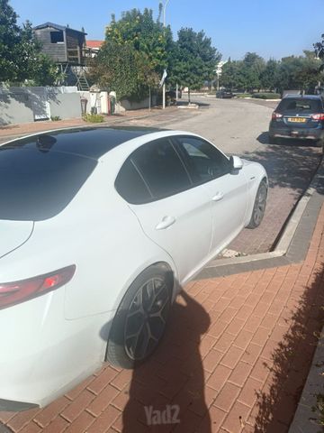 מודעת רכב אלפא רומיאו ג'וליה