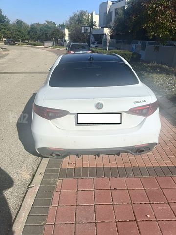 אלפא רומיאו ג'וליה