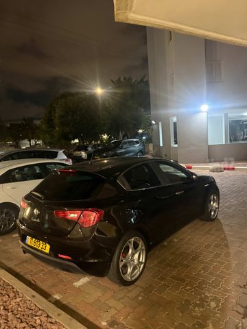 מודעת רכב אלפא רומיאו ג'ולייטה