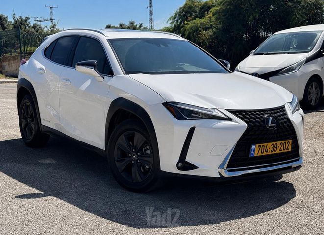 מודעת רכב לקסוס UX