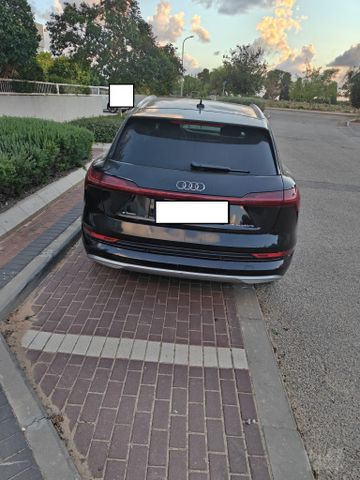 מודעת רכב אאודי E-tron