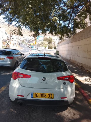 מודעת רכב אלפא רומיאו ג'ולייטה