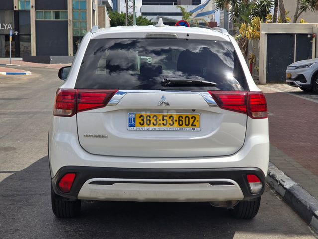 מיצובישי אאוטלנדר