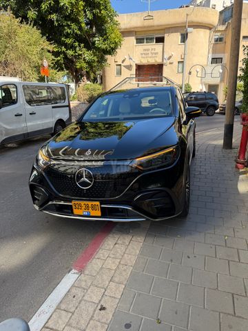 מודעת רכב מרצדס-בנץ EQE SUV