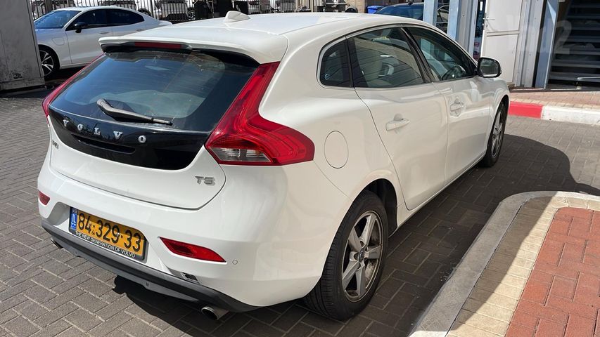 וולוו V40