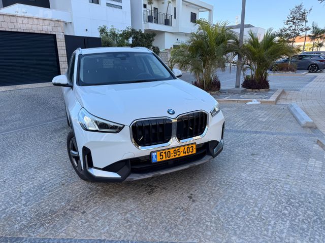 ב מ וו X1