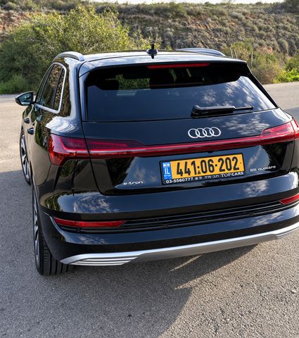 מודעת רכב אאודי E-tron