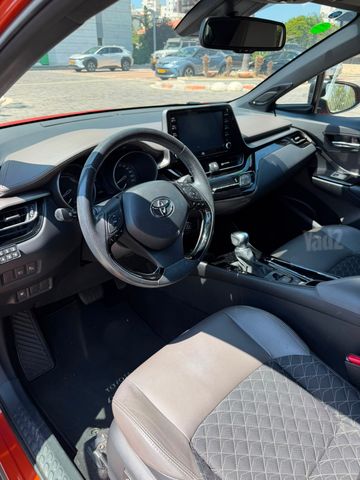 מודעת רכב טויוטה C-HR