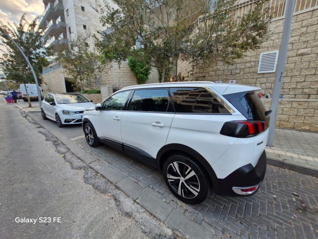 פיג'ו 5008