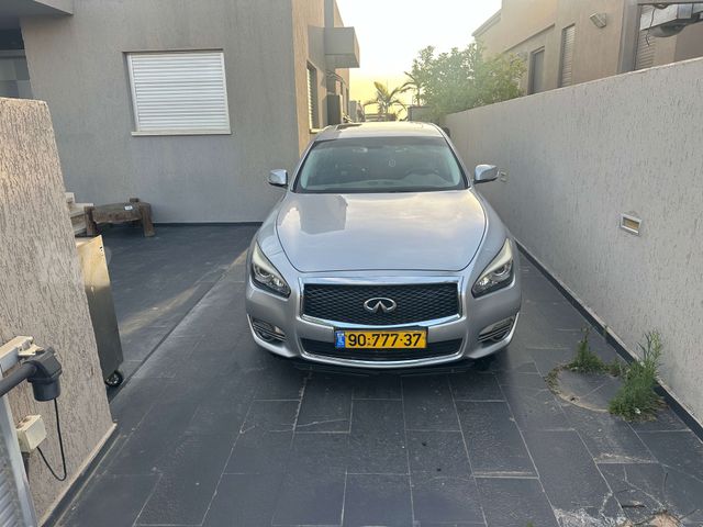 אינפיניטי Q70