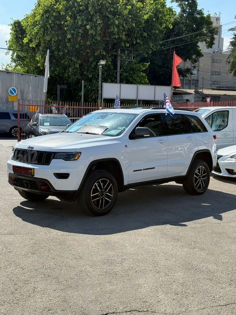 מודעת רכב ג'יפ גרנד צ'ירוקי