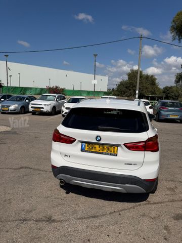 ב מ וו X1