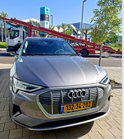 מודעת רכב אאודי E-tron