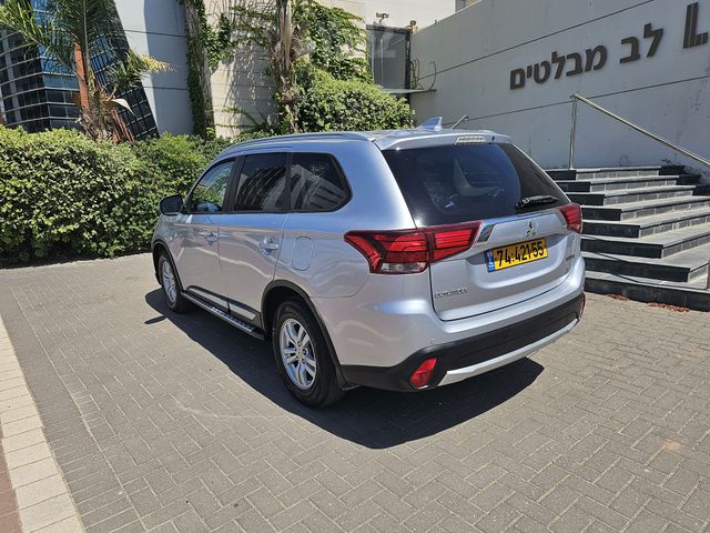 מיצובישי אאוטלנדר