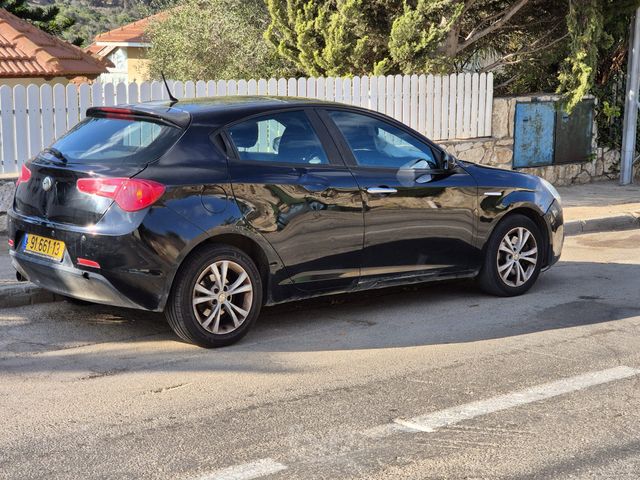 מודעת רכב אלפא רומיאו ג'ולייטה
