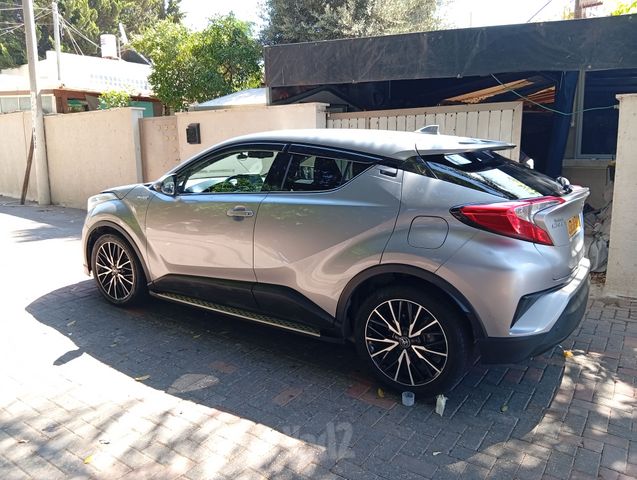 מודעת רכב טויוטה C-HR