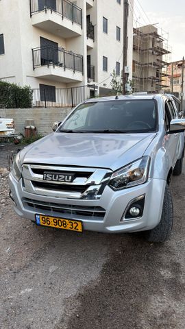 איסוזו די-מקס