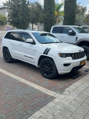 מודעת רכב ג'יפ גרנד צ'ירוקי
