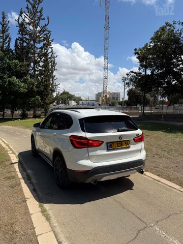 ב מ וו X1