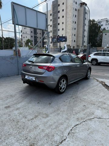 אלפא רומיאו ג'ולייטה