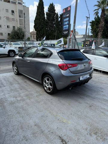 אלפא רומיאו ג'ולייטה