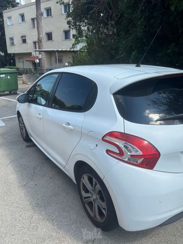 פיג'ו 208