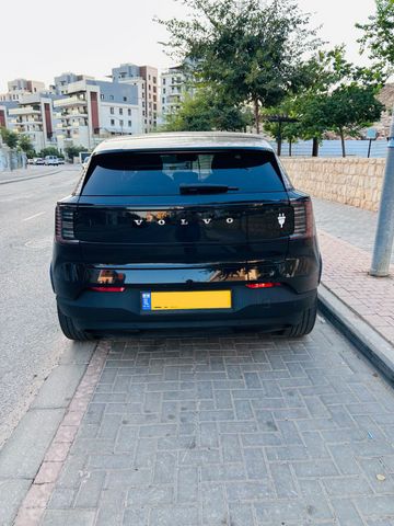 וולוו EX30