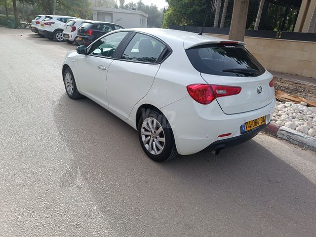 מודעת רכב אלפא רומיאו ג'ולייטה
