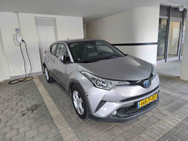 מודעת רכב טויוטה C-HR