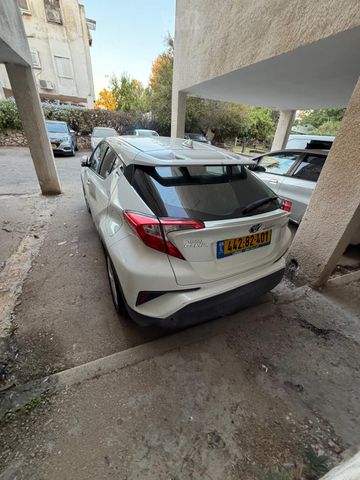 מודעת רכב טויוטה C-HR