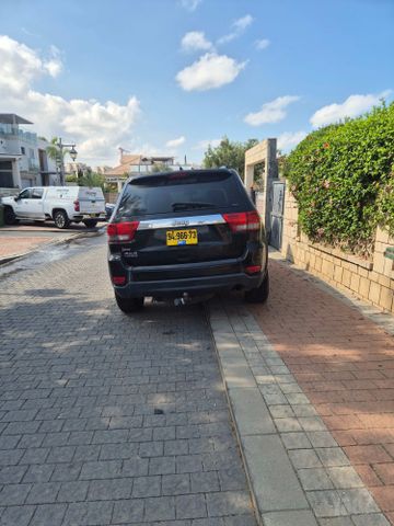 מודעת רכב ג'יפ גרנד צ'ירוקי