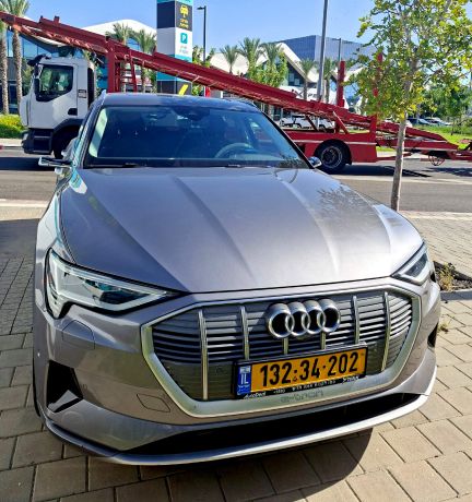 מודעת רכב אאודי E-tron